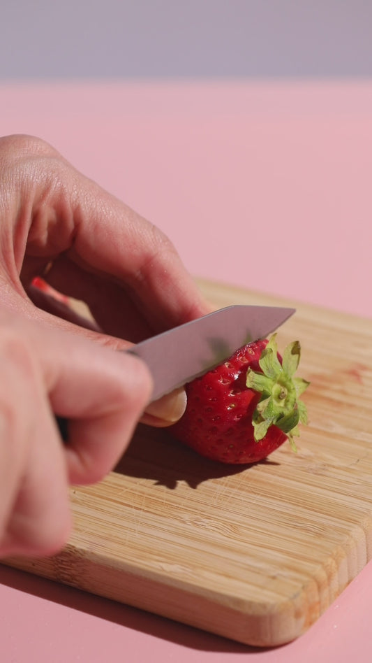 Strawberry Slice – Cocktail Garnish B-Roll (Vertical, 6s)